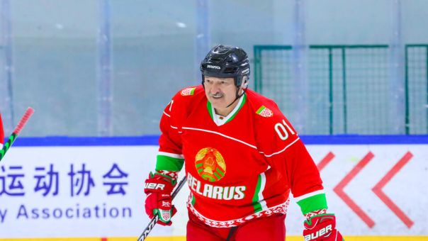 Лукашенко сбили с ног во время хоккейного матча