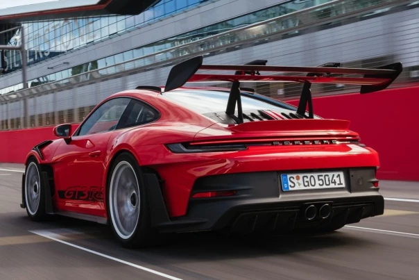 Porsche в России превратились в "кирпич": сотни авто парализованы массовым сбоем