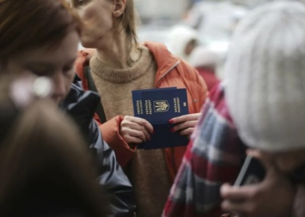 Латвия меняет правила поддержки украинских беженцев и обязывает их учить латышский