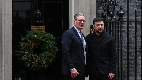 «Будут подбрасывать поленья в костёр»: что стоит за «миротворческими» усилиями Великобритании по Украине