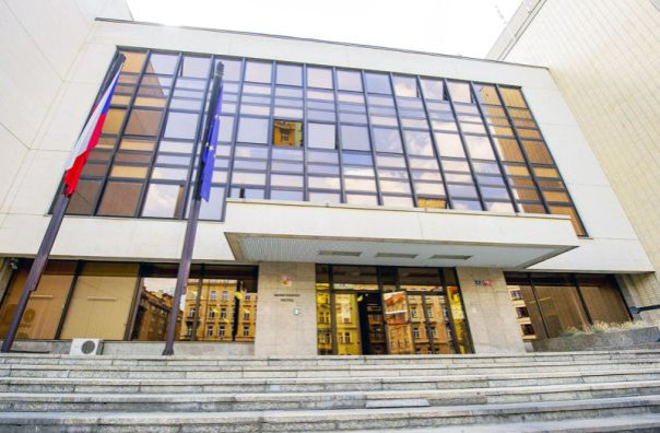 Новый глава МВД Чехии убрал украинский флаг со здания