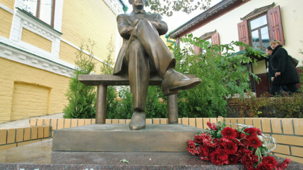 Власти проголосовали за снос в Киеве памятника Михаилу Булгакову