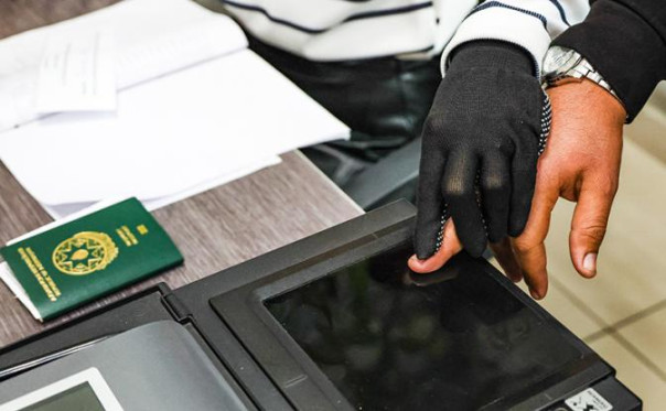 «В целом убедительно»: Дмитрий Медведев в «Шереметьево» посмотрел «на пальчики» мигрантов