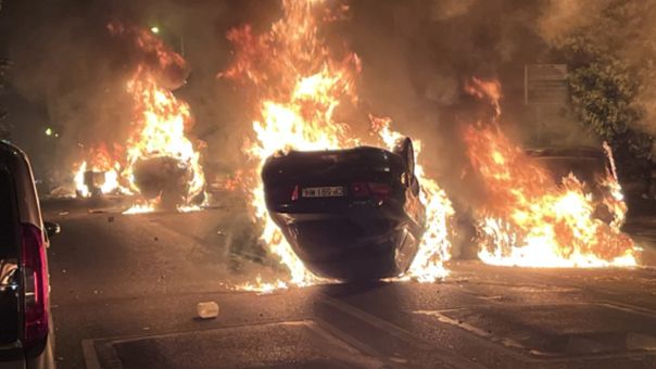 Во Франции в новогоднюю ночь сожгли более тысячи автомобилей