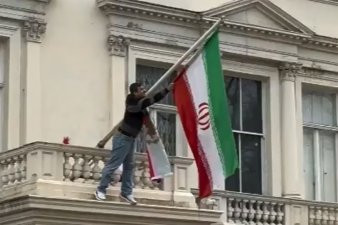 В Лондоне протестующие сорвали флаг Ирана со здания посольства