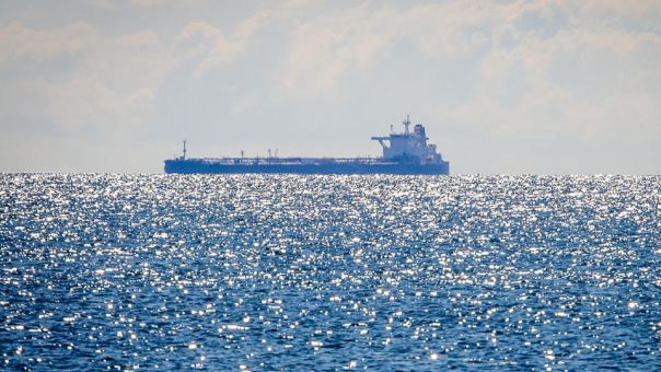 Компания Chevron подтвердила, что зафрахтованный ею танкер подвергся атаке беспилотников.