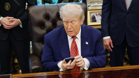 В США начинается мощнейший скандал с Трампом из-за новых файлов Эпштейна