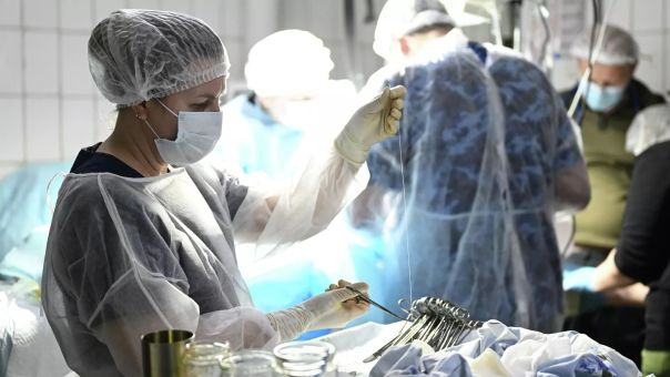 "Для меня это гражданская война". Как врач из Москвы помогает фронту