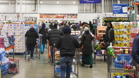 Американцы штурмуют супермаркеты перед пиком исторической снежной бури