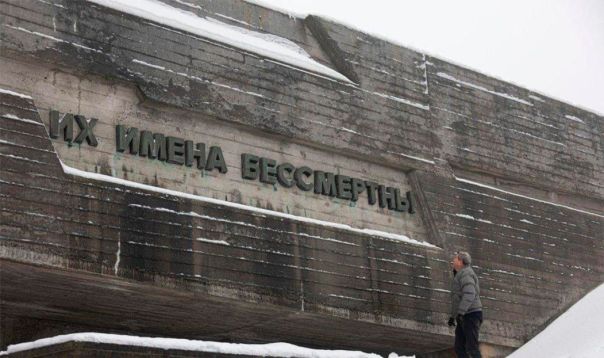 В Киеве с монумента «Родина-мать» убрали надпись на русском языке