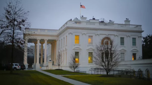 США намерены самостоятельно продавать нефть из Венесуэлы, заявил Райт