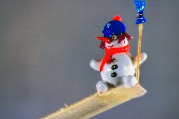 Омский микроминиатюрист слепил снеговика размером с песчинку