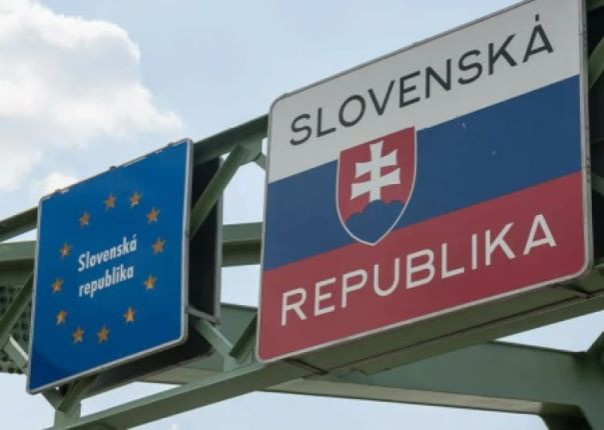 Водитель бросил автобус с пассажирами на КПП и сбежал в Словакию