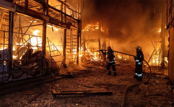 На Украине заявили о пожаре на складах кондитерской фабрики Порошенко*