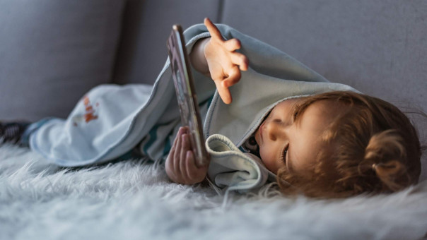 Мозг на паузе: как гаджеты формируют цифровой аутизм у детей