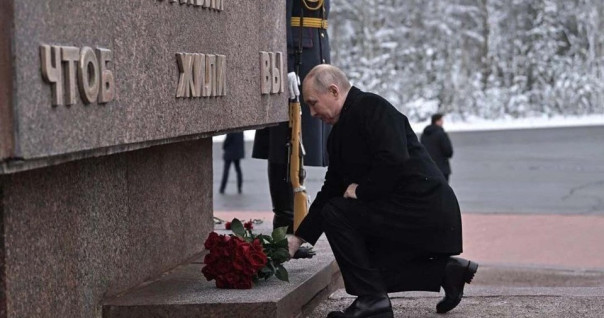 Путин возложил цветы к памятнику "Рубежный камень"