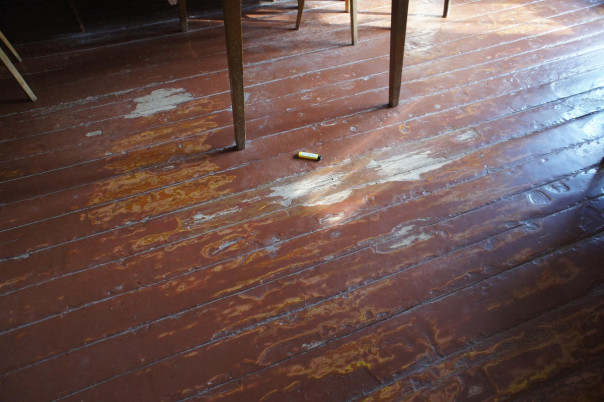 Бабушка красила полы в коричневый цвет каждую весну. Я думал — традиция. Оказалось, наши предки были хитрее, чем мы думаем