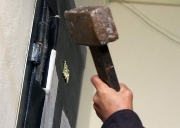 Под видом обысков: в квартиры украинцев врываются ТЦК, выбивая двери