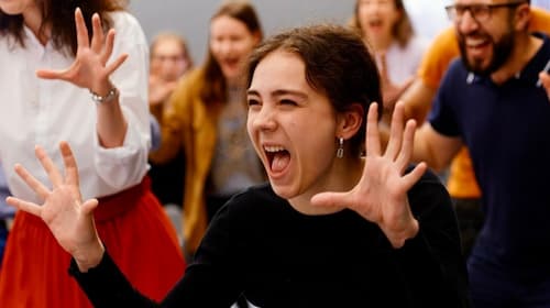 Магия живого действия: вечное обаяние театра