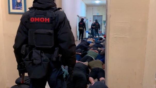 Мигранты не смогли сказать ни слова по-русски, увидев ранним утром бойцов ОМОН