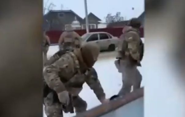 На Украине сотрудники ТЦК устроили массовую драку со стрельбой, пытаясь мобилизовать мужчину | Подборка видео