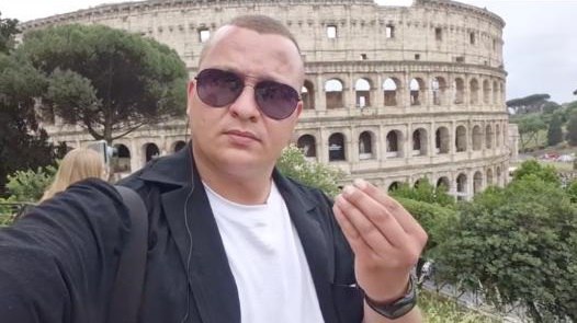 Волонтер-вор