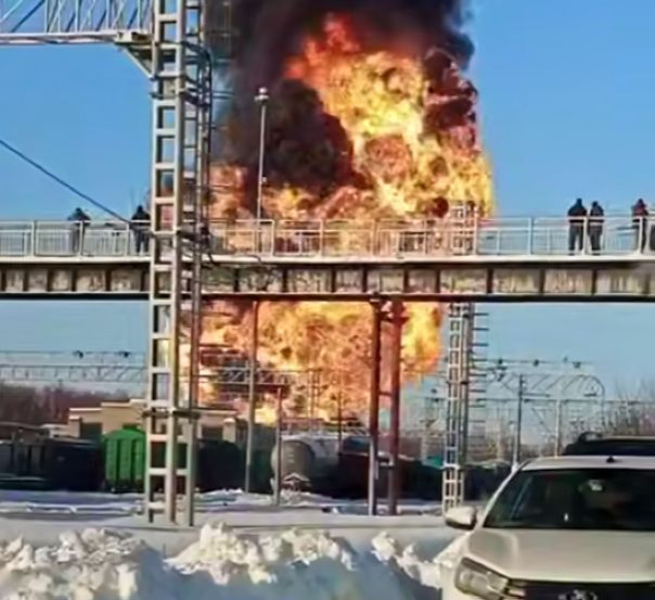 Мощный взрыв железнодорожных цистерн с бензином произошёл в Тамбовской области на станции Кочетовка-2.