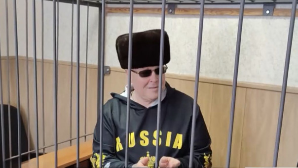 Тяга к лихим 90-м довела до тюрьмы пенсионера-вышибалу в меховой шапке