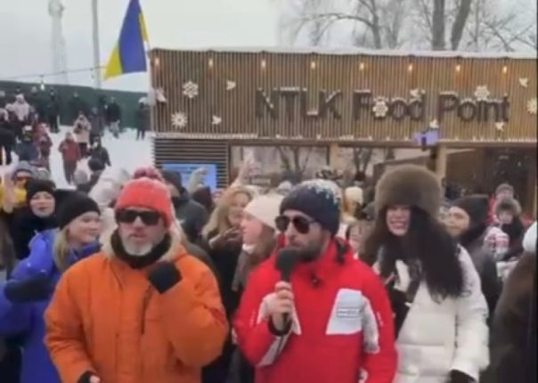 Света нет, но вы держитесь. Пиарщики Зелинского устраивают танцы на льду и хороводы с генератором