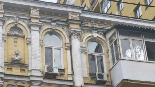 В Киеве был демонтирован бюст Александра Пушкина с фасада исторического здания