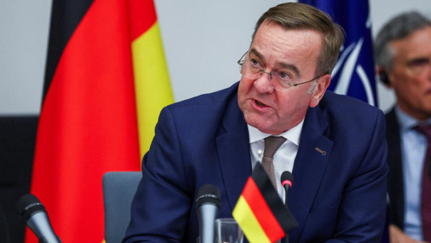 Писториус закашлял после слов о помощи Украине и сравнил себя с Байденом