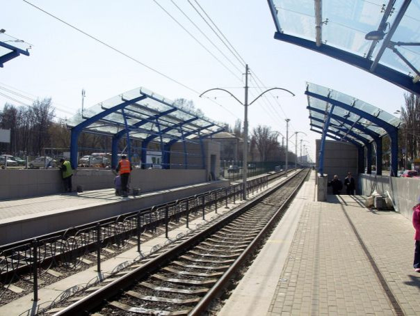 В Киеве станцию скоростного трамвая превратили в жуткую мусорную свалку