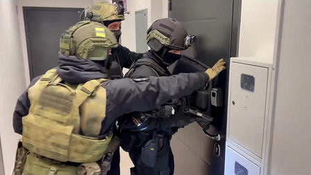 Оперативники эффектно задержали помощников телефонных мошенников в Москве