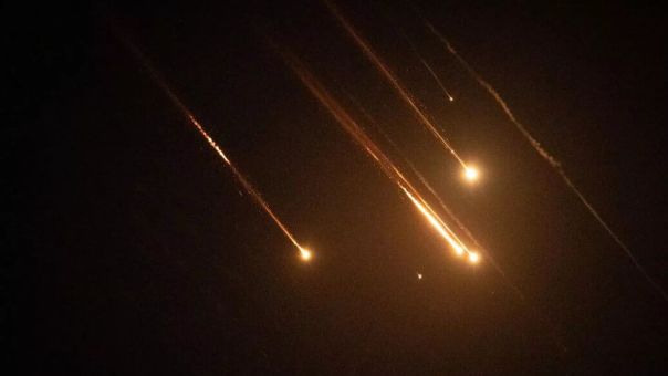 Иран атаковал Израиль ракетой с несколькими боеголовками | Силы КСИР ударили по американским военным в дубайском отеле