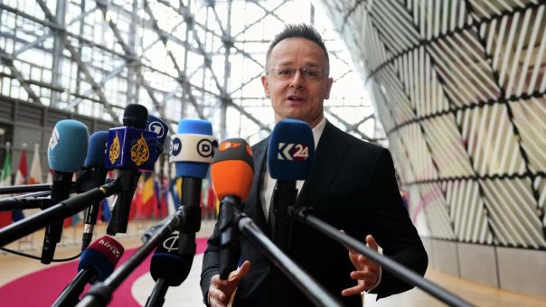 Сийярто потребовал немедленно снять запрет ЕС на российские энергоносители