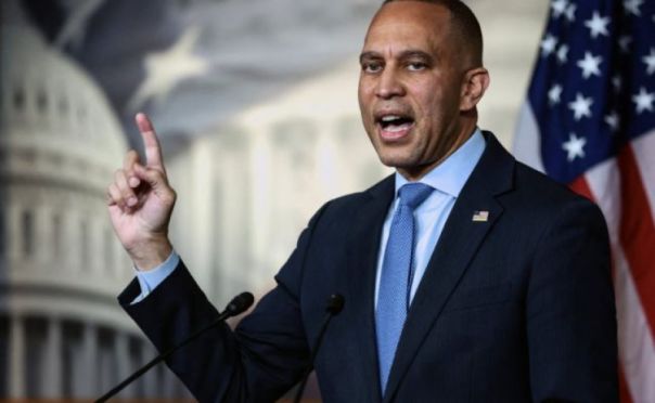 Конгрессмен Хаким Джеффрис призвал к смене режима в США