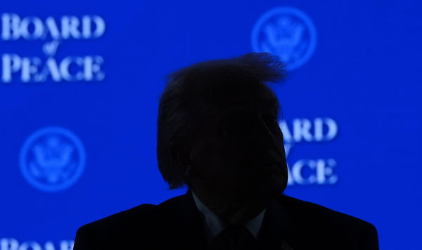 Бюджет, мигранты и Иран: Трампа бьют по всем фронтам