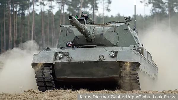 Беззащитный западный танк стал объектом экспериментов на Украине