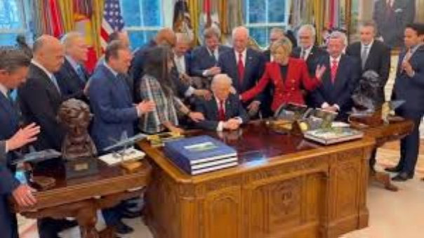 Навеяно коллективной "молитвой" в Белом Доме...