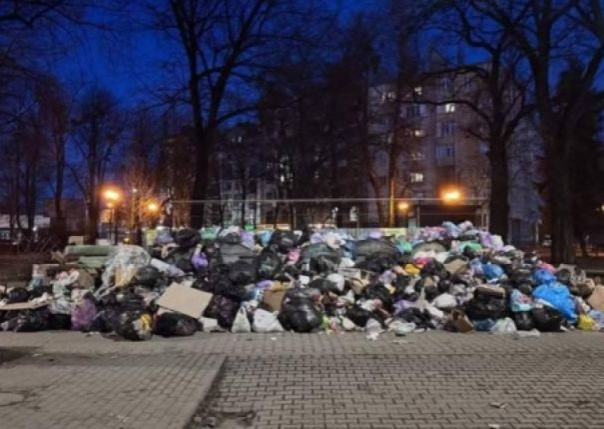 Ивано-Франковск утонул в мусоре. Коммунальщики без брони от ТЦК отказались убирать отходы националистов