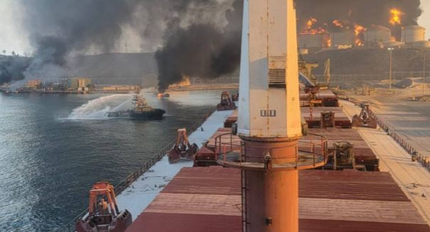 Иран уничтожает ключевые нефтяные объекты врагов: в Омане пылает нефть в порту