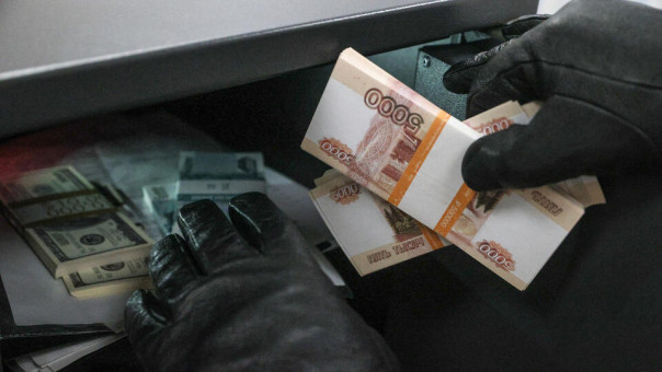 Москвичка по указанию мошенников взломала сейф и украла 6 млн у жителя Приморья