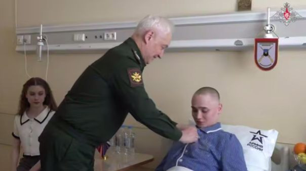 Белоусов вручил звезду Героя Ярашеву, удерживавшему 68 дней позиции в ДНР