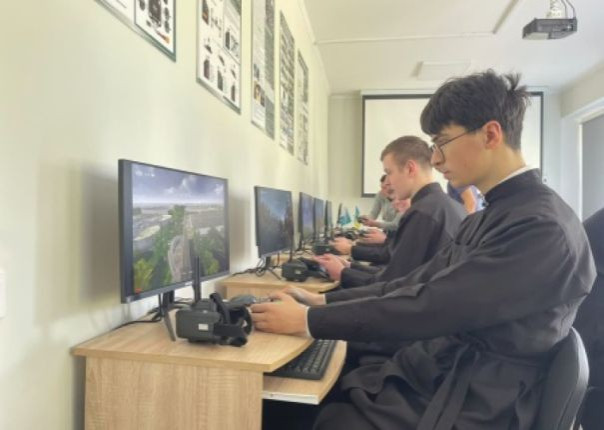 Будущих священников ПЦУ обучают обращению с оружием