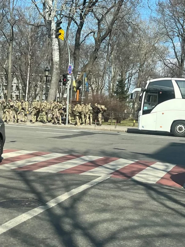 В центр Киева стянули полицию и военных из-за кризиса в Раде
