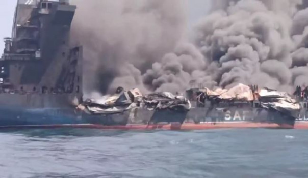 Горящий после удара ВМС Ирана танкер США в Персидском заливе сняли на видео