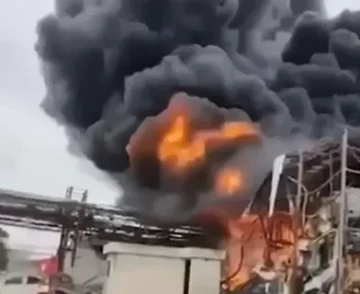 Иран нанёс ракетный удар по химическому заводу в Израиле, пожар сняли на видео