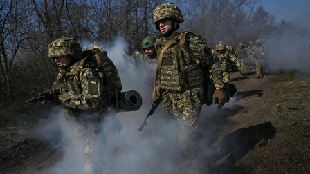 Боевик ВСУ зарезал сослуживца и скрылся в разрушенных домах в Константиновке