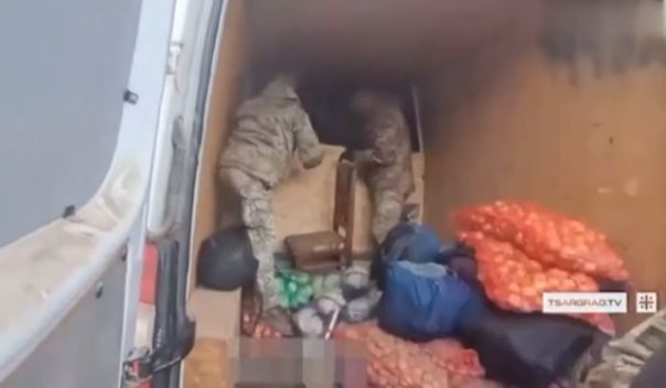 Украинцы попытались спрятаться от ТЦКшников, замаскировавшись под картошку