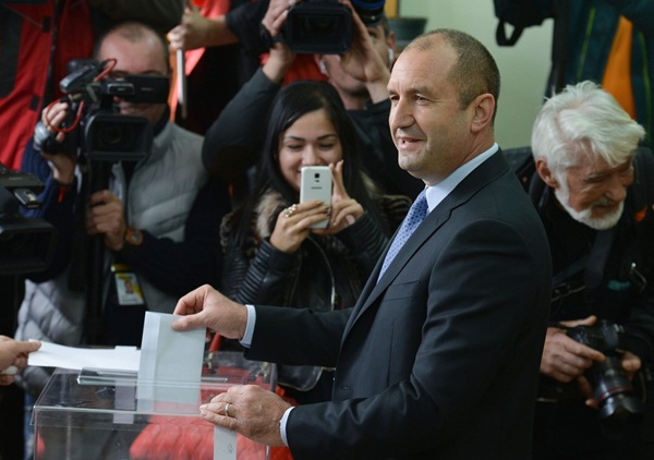 На выборах в Болгарии лидирует партия Радева, выступающего против помощи Украине